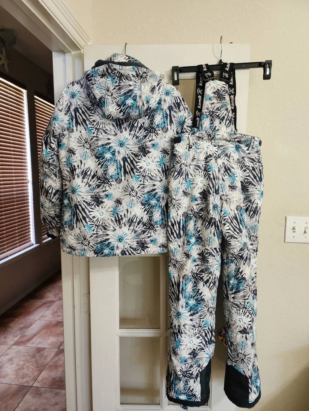 Kamik print bib